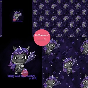 Könnte beinhalten: Lila und schwarzes Einhorn mit einem mürrischen Gesichtsausdruck, das eine Fledermaus hält. Das Einhorn ist von Sternen und Regenbögen auf einem dunkelvioletten Hintergrund umgeben. Der Text "Wecke nicht das Einhorn in mir!" befindet sich am unteren Rand des Bildes.