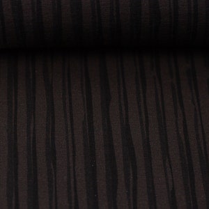 Könnte beinhalten: Nahaufnahme eines dunkelbraunen Stoffes mit vertikalem Streifenmuster. Der Stoff hat einen dezenten Glanz und eine leicht strukturierte Oberfläche.