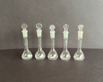 Ensemble de cinq fioles volumétriques en verre Pyrex de 10 ml avec col en verre rodé et 4 bouchons en verre rodé