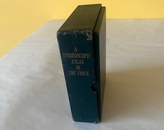 Stereoskopischer Vintage-Atlas des Kükens – mit 113 Stereo-Bildkarten, einem faltbaren Stereo-/3D-Viewer und Originalverpackung