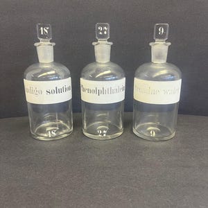 Set di tre bottiglie da farmacia in vetro antico/vintage da 500 ml con tappi in vetro abbinati - Bottiglie e tappi etichettati/numerati