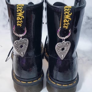 Metalllegierung Ouija Brett Planchette Boot Anhänger | Gothic Stiefel Accessoires | Verkauft als Paar