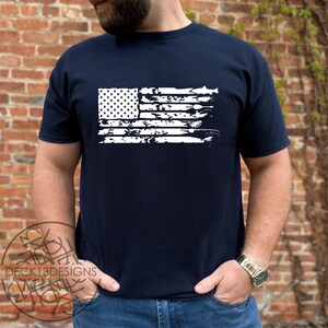 Fishing Distressed American Flag Men&#39;s T-shirt