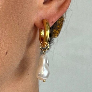 Gold hoop earrings with pearls | Baroque pearl earrings | Gold-plated stainless steel | Waterproof gold earrings | Gift for women | Pearls