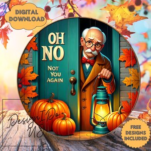Puede incluir: Descarga digital con un diseño redondo que presenta a un hombre en una puerta, calabazas y hojas de otoño. La puerta dice "OH NO, NOT YOU AGAIN". El hombre sostiene una linterna. Incluye el texto "FREE DESIGNS INCLUDED."