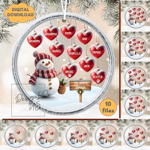 Puede incluir: Un diseño de adorno navideño para descarga digital con un muñeco de nieve, adornos rojos en forma de corazón con nombres familiares y un letrero de madera que dice "The Smith Family". El adorno está rodeado por un marco transparente.