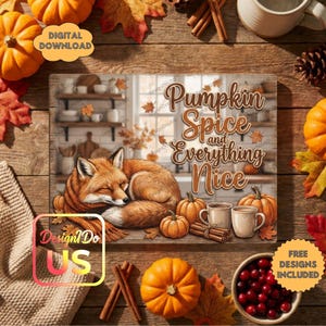 Può includere: Un cartello rettangolare con una volpe addormentata raggomitolata accanto a zucche, bastoncini di cannella e due tazze. Il testo recita Pumpkin Spice and Everything Nice. Lo sfondo raffigura una cucina con scaffali e foglie autunnali dai toni caldi.