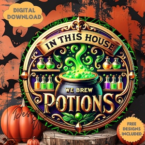 Puede incluir: Un diseño circular con el texto "IN THIS HOUSE WE BREW POTIONS" en letras doradas. El diseño presenta un caldero con poción verde, estantes con botellas de poción y un marco dorado decorativo. El fondo es naranja con siluetas de murciélagos.
