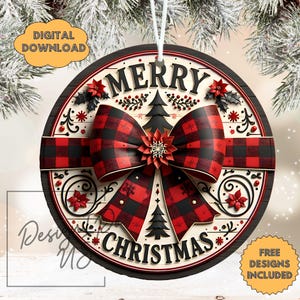 Peut inclure: Ornement de Noël rond avec un nœud à carreaux rouge et noir et les mots "MERRY CHRISTMAS". L'ornement a un fond blanc avec des éléments décoratifs et une bordure noire. Comprend le texte "DIGITAL DOWNLOAD" et "FREE DESIGNS INCLUDED".