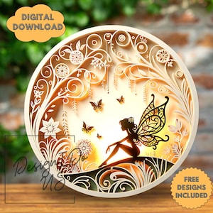 Op de afbeelding: Een witte ronde houten uitsnijding met een fee die op een heuvel zit met uitgespreide vleugels. De fee is omringd door bloemen en vlinders. De achtergrond is van lichtbruin hout.