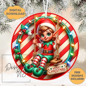 Puede incluir: Adorno navideño redondo con un elfo de dibujos animados en un columpio. El elfo viste un atuendo rojo y verde con un gorro a juego. El adorno tiene un fondo a rayas rojas y blancas, luces de cadena y la frase "Merry Christmas".