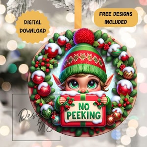 Puede incluir: Un adorno navideño redondo con un duende verde con un gorro rojo y verde que sostiene una caja de regalo roja con el texto "NO PEEKING". El duende está rodeado de una corona verde con bayas rojas y nieve blanca.
