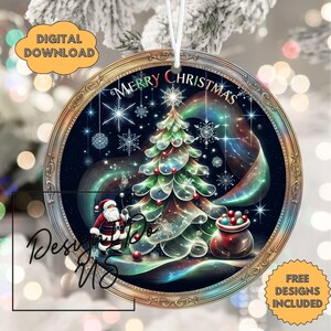 Puede incluir: Adorno navideño circular con un diseño festivo. El adorno presenta un árbol de Navidad, Papá Noel y las palabras "Merry Christmas". El diseño incluye copos de nieve y un fondo colorido y arremolinado. El adorno tiene un marco dorado y una cuerda blanca para colgar.