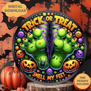 Op de afbeelding: Een digitale download met Halloween-thema met een cirkelvormig ontwerp. Het heeft groene voeten, paars en groen gestreepte benen en de tekst "Trick or Treat Smell My Feet". Het ontwerp bevat pompoenen, vleermuizen en een spin.