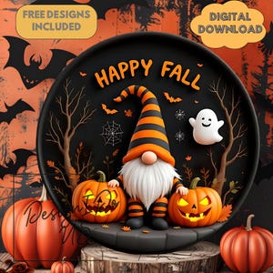 Könnte beinhalten: Ein digitales Halloween-Design mit einem Zwerg, der einen orange-schwarz gestreiften Hut und ein Outfit trägt, flankiert von zwei geschnitzten Kürbissen. Die Worte "HAPPY FALL" stehen über dem Zwerg, mit einem weißen Geist und Fledermäusen im Hintergrund. Die Worte "FREE DESIGNS INCLUDED" und "DIGITAL DOWNLOAD" sind ebenfalls sichtbar.