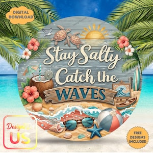 以下が含まれることがあります： 木板の背景に「Stay Salty Catch the WAVES」という文字が描かれた円形のグラフィックデザイン。ウミガメ、ココナッツドリンク、ハイビスカスの花、サーフボード、ビーチボール、サングラス、ヒトデが描かれています。