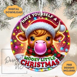 Op de afbeelding: Een ronde kerstversiering met een cartoon Highland-koe met een kerstmuts en een geruite sjaal, die een kauwgomblaas blaast. De versiering heeft de tekst "Have Yourself A Mooey Little Christmas".
