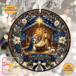 Könnte beinhalten: Ein runder Weihnachtsschmuck mit einer Krippenszene, die Maria, Josef und das Jesuskind in einer Krippe zeigt. Das Design umfasst einen Stern, Tiere und einen floralen Kranz mit dem Text Born Is The King und einer blauen Schleife unten.