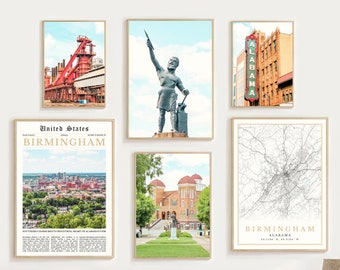 Puede incluir: Un conjunto de seis impresiones enmarcadas que presentan varias imágenes de Birmingham, Alabama. Las impresiones incluyen una vista de la ciudad, una estatua, un edificio, un mapa y un letrero. Las impresiones están todas en una paleta de colores neutros y quedarían muy bien en un hogar moderno.
