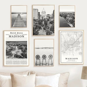Puede incluir: Un conjunto de seis impresiones en blanco y negro que representan varias escenas de Madison, Wisconsin. Las impresiones incluyen una vista del edificio del capitolio estatal, una escena de la orilla del lago con sillas, un mapa de la ciudad y una impresión de estilo periódico con el texto "Estados Unidos, Madison".