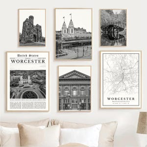 Puede incluir: Una colección de impresiones en blanco y negro enmarcadas que presentan escenas arquitectónicas y paisajísticas. Las impresiones incluyen imágenes de un castillo, un puente, un edificio, un mapa y una impresión estilo periódico con el texto "WORCESTER".