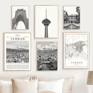 Pode incluir: Um conjunto de impressões em preto e branco que apresentam vários marcos e paisagens urbanas de Teerã, Irã. As impressões incluem uma vista da Torre Azadi, uma paisagem urbana com montanhas ao fundo, um mapa de Teerã e uma vista de um edifício com uma fonte na frente.