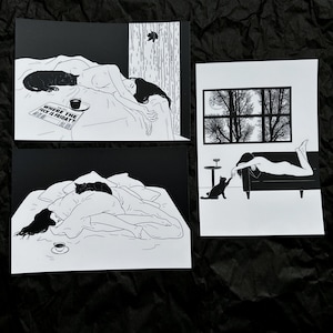 以下が含まれることがあります： 女性と猫を描いた白黒のイラストが3つあります。最初のイラストは、女性が猫と一緒にベッドで寝ている様子です。2番目のイラストは、女性が猫と一緒にベッドで寝ている様子です。3番目のイラストは、女性がソファに寝転がり、猫が床に座っている様子です。