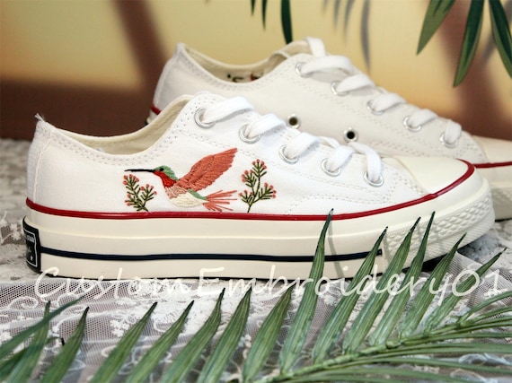 Customized Low-top Converse Embroidered Hummingbird Shoes  display picture 3