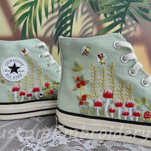 Gepersonaliseerde Converse geborduurde schoenen Converse Chuck Taylor jaren 70 geborduurde bijen- en paddenstoelen Converse schoenen Beste cadeau voor haar