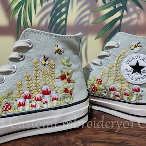 Gepersonaliseerde Converse geborduurde schoenen Converse Chuck Taylor jaren 70 geborduurde bijen- en paddenstoelen Converse schoenen Beste cadeau voor haar