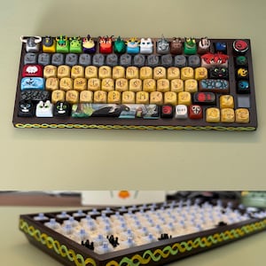 Op de afbeelding: Een aangepast mechanisch toetsenbord met een donkerbruin houten frame. De keycaps hebben een verscheidenheid aan kleurrijke, thematische ontwerpen, waaronder runen, draken en karakterfiguren. De rand van het toetsenbord is versierd met een geel en groen oneindigheidssymboolpatroon.