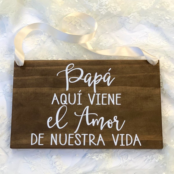 Papa Aqui Viene el Amor de Nuestra Vida Wood Wedding Sign. Spanish Ring Bearer Sign. Rustic Wedding Decor. Dad Here Comes sign