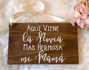 Aqui Viene la Novia Mas Hermosa mi Mama Spanish Wood Ring Bearer Sign. Here Comes my Mom Rustic Wedding Decor. Wedding Sign. Wedding Decor