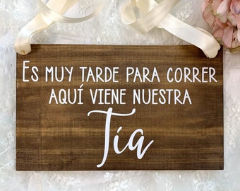 Es Muy Tarde Para Correr Aqui Viene Nuestra Tia Spanish Wood Ring Bearer Sign. Rustic Wedding Decor. Flower Girl Wedding Sign Decor