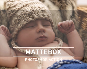 Peut inclure: Un bébé endormi portant un bonnet en tricot beige et un pyjama bleu et blanc à motifs. Le texte "MATTEBOX PHOTOSHOP ACTION" est visible sur l'image.