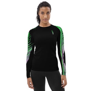 Może przedstawiać: Czarna koszula z długim rękawem z abstrakcyjnym wzorem w kolorze zielonym i różowym na rękawach.