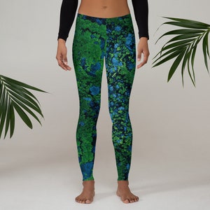 Puede incluir: Leggins verdes y azules con un diseño de pintura salpicada.