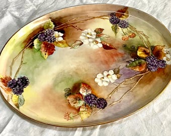 Antyczny talerz porcelanowy T and V Limoges France, malowany ręcznie, jeżyny i dzikie róże, duża owalna taca z pozłacanym rantem Tressemann Vogt