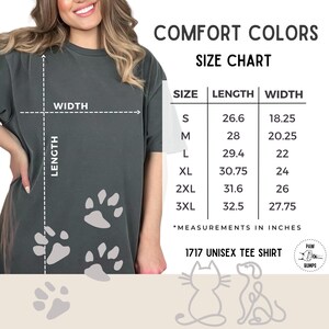 Op de afbeelding: Maattabel voor een unisex t-shirt met afmetingen in inches. De tabel toont de lengte en breedte van het shirt in de maten S, M, L, XL, 2XL en 3XL.