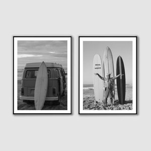 Può includere: Due fotografie in bianco e nero di surfisti. La prima foto mostra un furgone vintage con una tavola da surf appoggiata ad esso. La seconda foto mostra un surfista in piedi tra due tavole da surf. Una delle tavole da surf ha il testo "REAL VOICE" scritto su di essa.