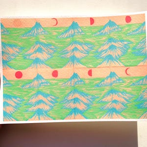 Tijd | Giclée-kunstdruk | Maanfase, cyclus, kosmisch, unie van tegenstellingen, alien, landschap, neon, pastel, oceaan, berg, visionair.