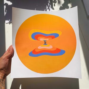 Könnte beinhalten: Ein runder Druck mit einem leuchtend orangenen Hintergrund. Ein mehrfarbiges, geschichtetes Design in Blautönen, Rot, Orange und Rosa ist in der Mitte des Kreises angeordnet. Das Design ähnelt einer stilisierten Blume oder einem Pilz.