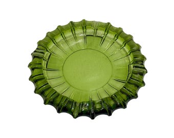 Retro grüner Glasaschenbecher, ausgebogter Sunburst-Teller