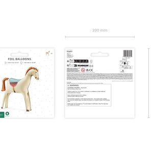 Puede incluir: Globo de aluminio con forma de caballo. El caballo es de color crema con crin y cola marrones, y una silla de montar azul y roja. El embalaje es blanco con las palabras "FOIL BALLOONS". El globo mide 46 x 74 cm.