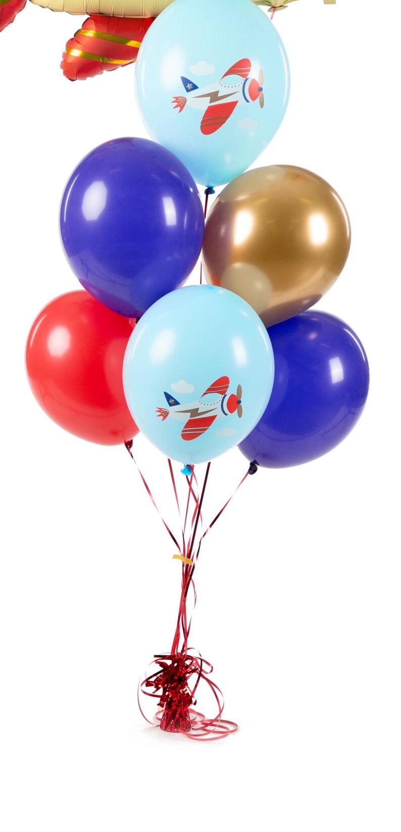 K&ouml;nnte beinhalten: Ein B&uuml;ndel Ballons, die mit rotem Lockenband zusammengebunden sind. Die Ballons sind blau, rot, gold und hellblau mit einem roten Flugzeugdesign.