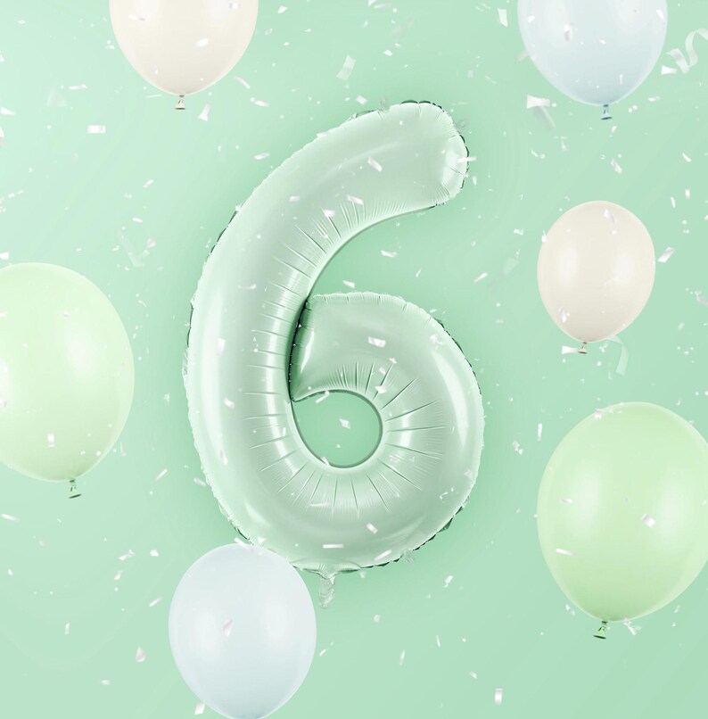 Pu&ograve; includere: Un palloncino verde a forma di numero sei circondato da palloncini bianchi e verdi e coriandoli su uno sfondo verde chiaro.