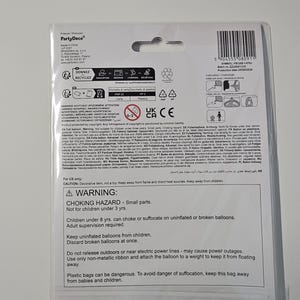 K&ouml;nnte beinhalten: Ein Warnhinweis f&uuml;r ein Partydekorationsprodukt. Das Etikett ist auf wei&szlig;em Hintergrund mit schwarzem Text gedruckt. Das Etikett enth&auml;lt einen Warnhinweis vor Erstickungsgefahr sowie Anweisungen f&uuml;r die sichere Verwendung. Das Etikett enth&auml;lt auch einen Warnhinweis vor den Gefahren von nicht aufgeblasenen oder kaputten Ballons.