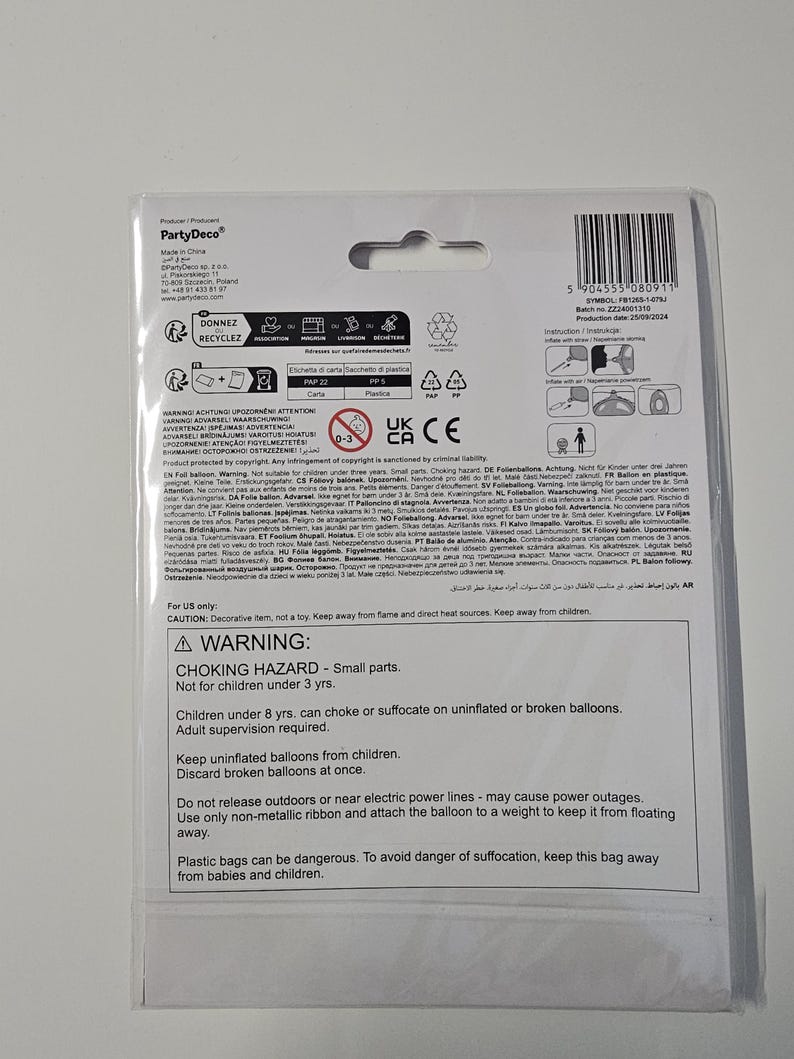 K&ouml;nnte beinhalten: Ein Warnhinweis f&uuml;r ein Partydekorationsprodukt. Das Etikett ist auf wei&szlig;em Hintergrund mit schwarzem Text gedruckt. Das Etikett enth&auml;lt einen Warnhinweis vor Erstickungsgefahr sowie Anweisungen f&uuml;r die sichere Verwendung. Das Etikett enth&auml;lt auch einen Warnhinweis vor den Gefahren von nicht aufgeblasenen oder kaputten Ballons.