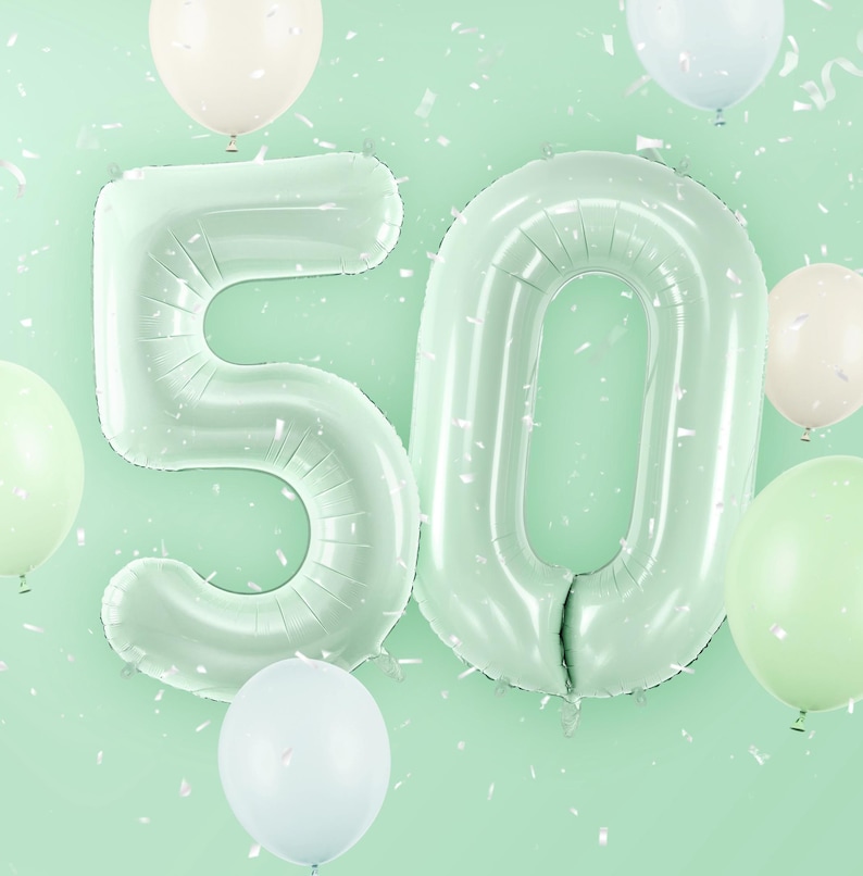 Pu&ograve; includere: Due grandi palloncini di alluminio di colore verde chiaro a forma dei numeri 50. I palloncini sono circondati da palloncini pi&ugrave; piccoli di colore bianco e blu chiaro e coriandoli su uno sfondo verde chiaro.