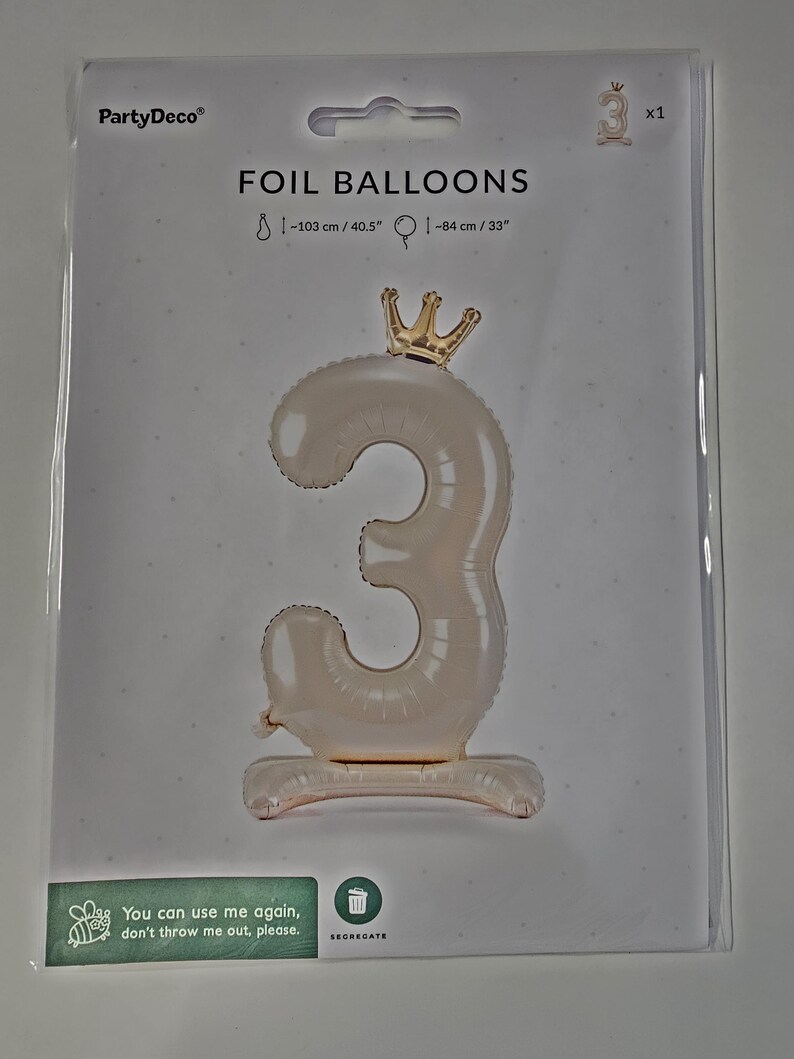 Pode incluir: Um pacote de tr&ecirc;s bal&otilde;es de folha de ouro em forma do n&uacute;mero 3, cada um com uma coroa dourada no topo. Os bal&otilde;es medem 103 cm de altura e 84 cm de largura.